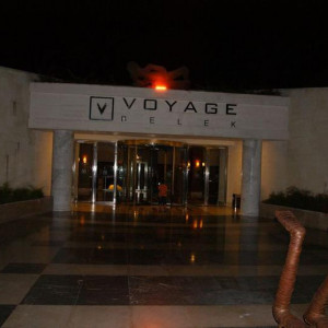 Entrada para o edificio onde era o restaurantes principal