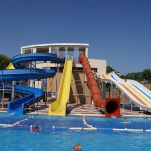 Piscina com escorregas