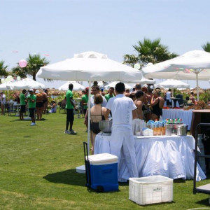 Festa no relvado que separa a piscina da praia