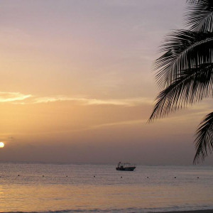 Nascer do Sol na praia Ocho Rios