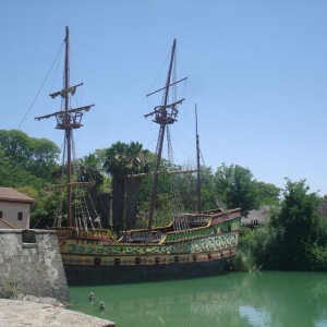 barco pirata atracado