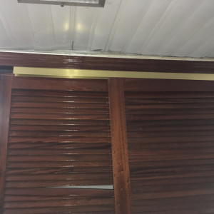 Armario Com Portas Partidas E Com Encaixe Improvisado