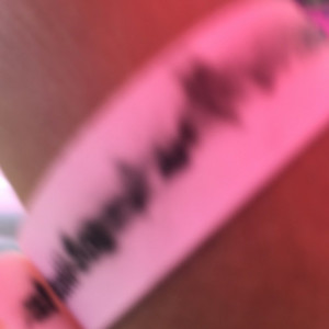Pulseira Que Tinge A Roupa Com A Tinta Preta
