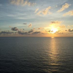 Por do sol em alto mar