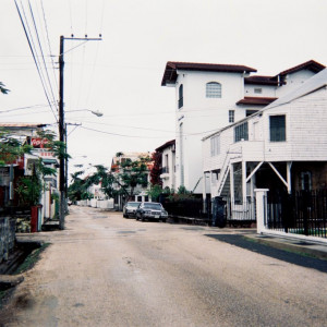 F1000027