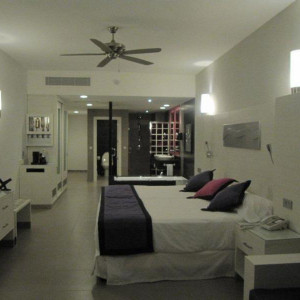 Vista do quarto, com "comfy bed" e sem aquele desagradável cheio a mofo...