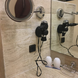 Secador de cabelo e Espelho aumentado com luz