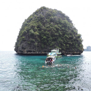 Lo Sama Bay
