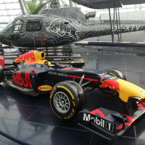 12 Hangar