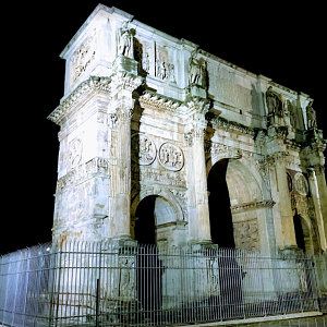 Arco de Constantino iluminado