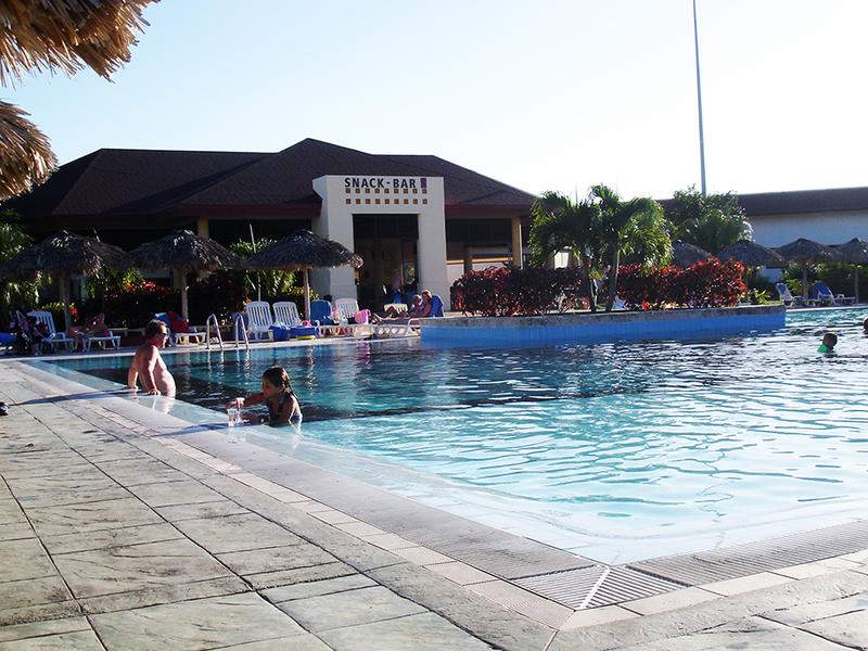 15 - RIU PISCINA BAR