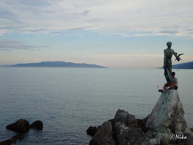 5DSC04383  Djevojka s galebom - Opatija 07.JPG