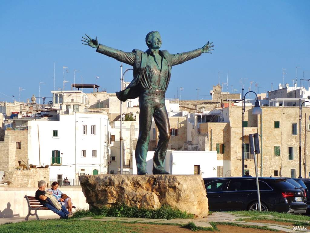 5DSC09483 Estátua De Domenico Modugno - Polignano A Mare 0