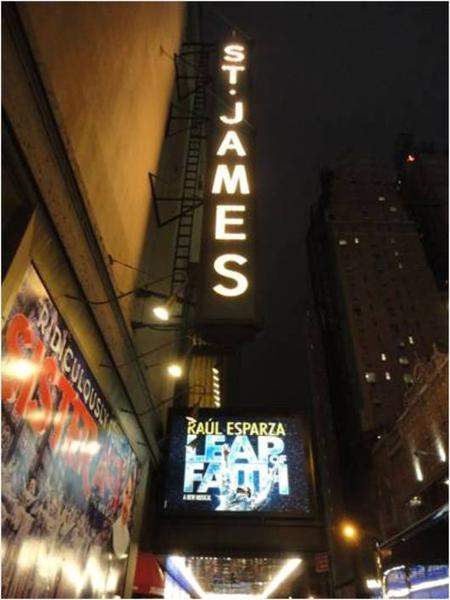À entrada do teatro da Broadway