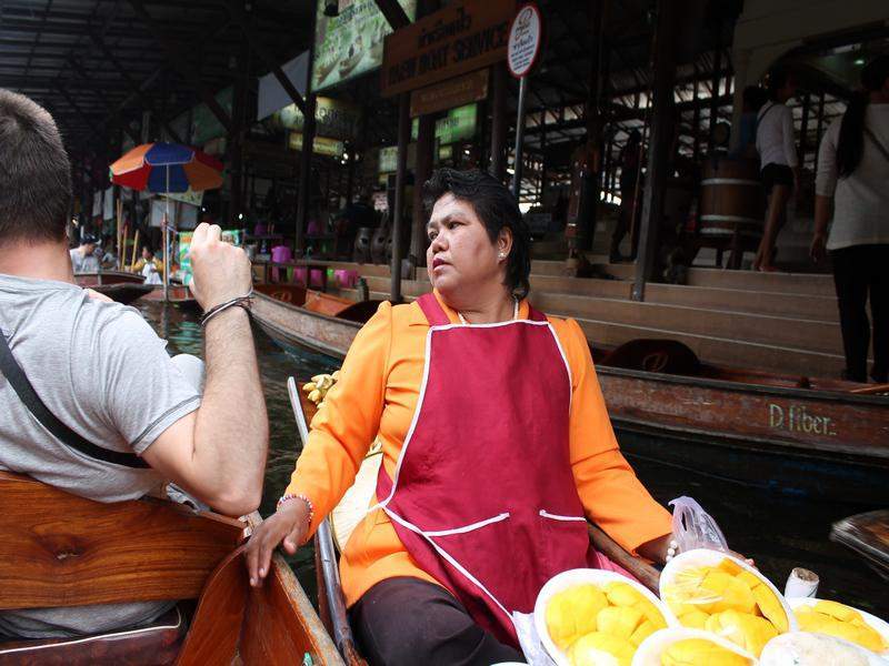 A senhora das bananas atrás do nosso barco - Mercado Flutuante