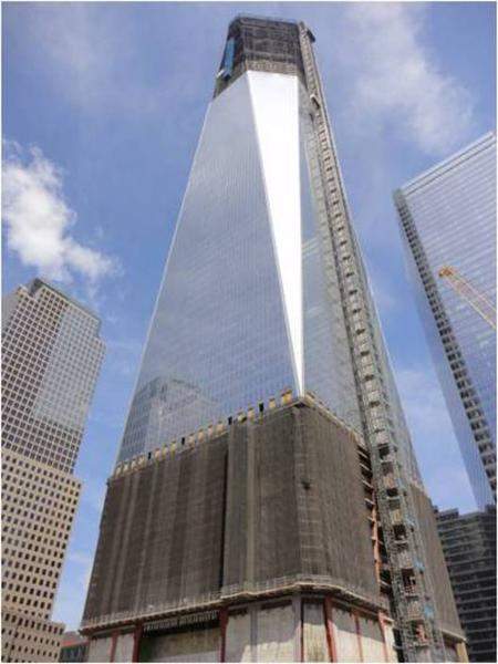 A torre “Four World Trade Center” junto ao memorial 9-11