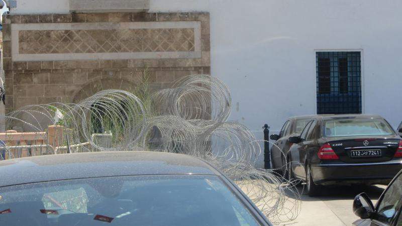 Arame Farpado à volta da praça