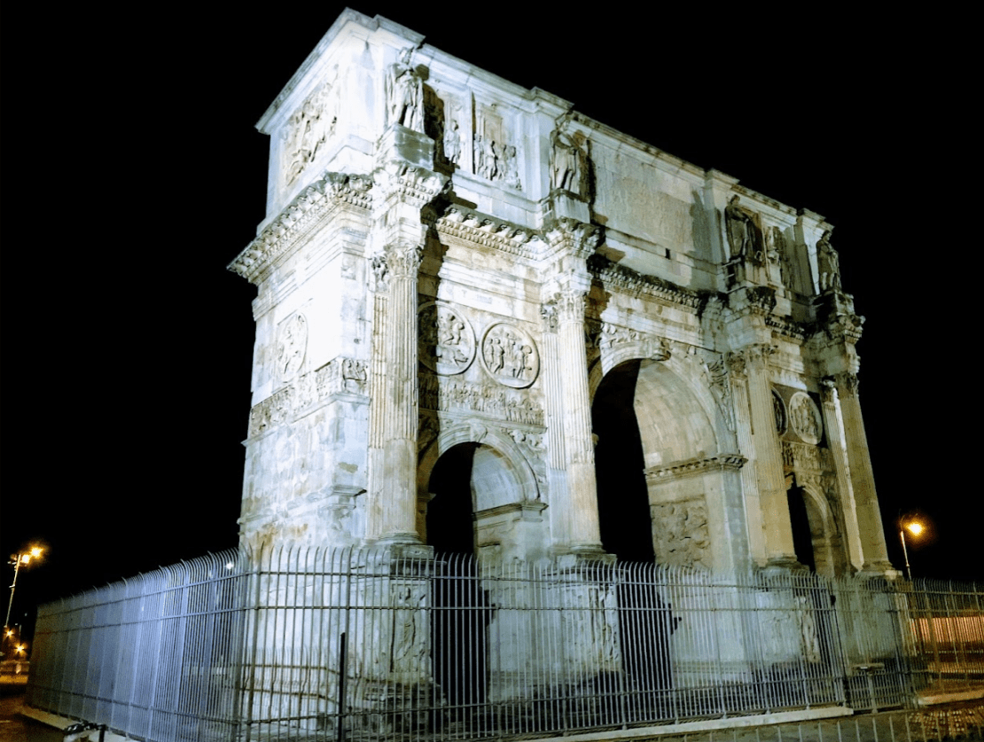 Arco de Constantino iluminado