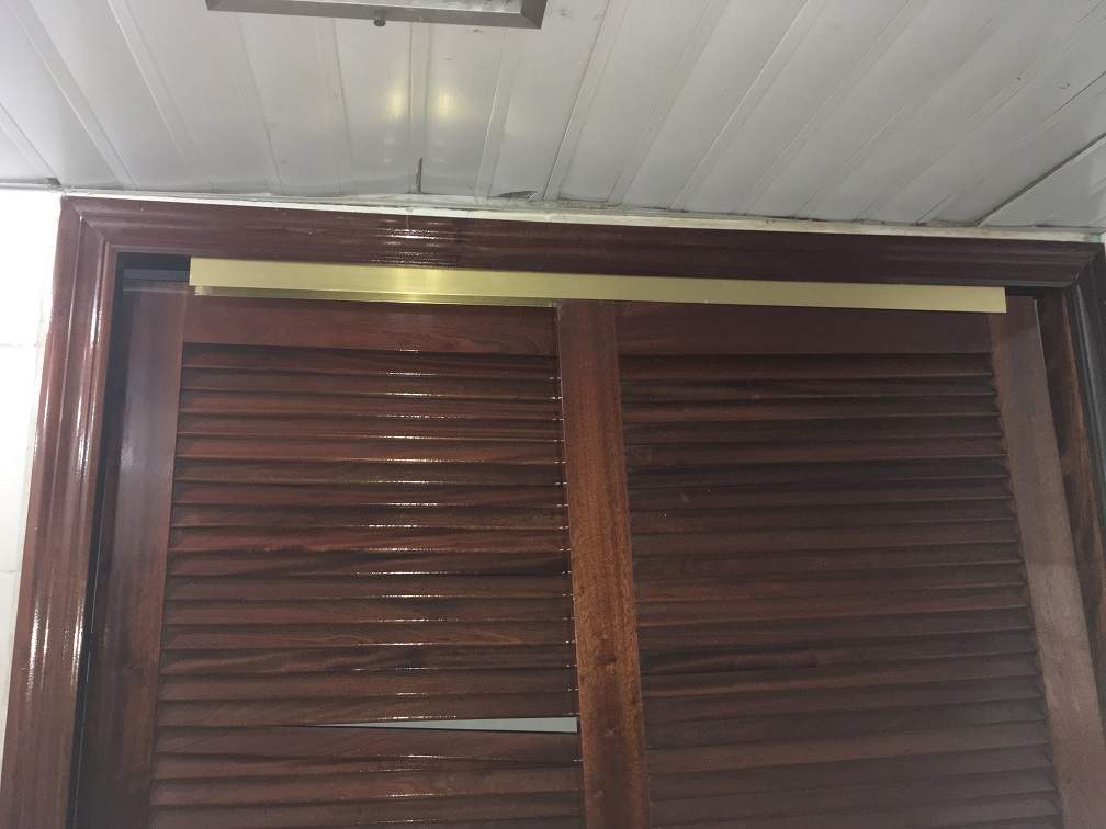 Armario Com Portas Partidas E Com Encaixe Improvisado