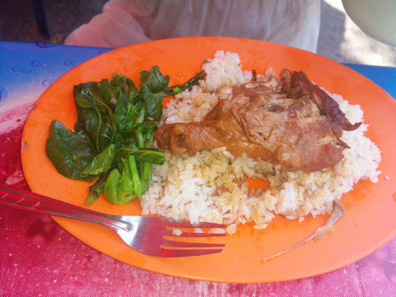 Arroz Thai e frango braseado comida de rua Lumphini Park
