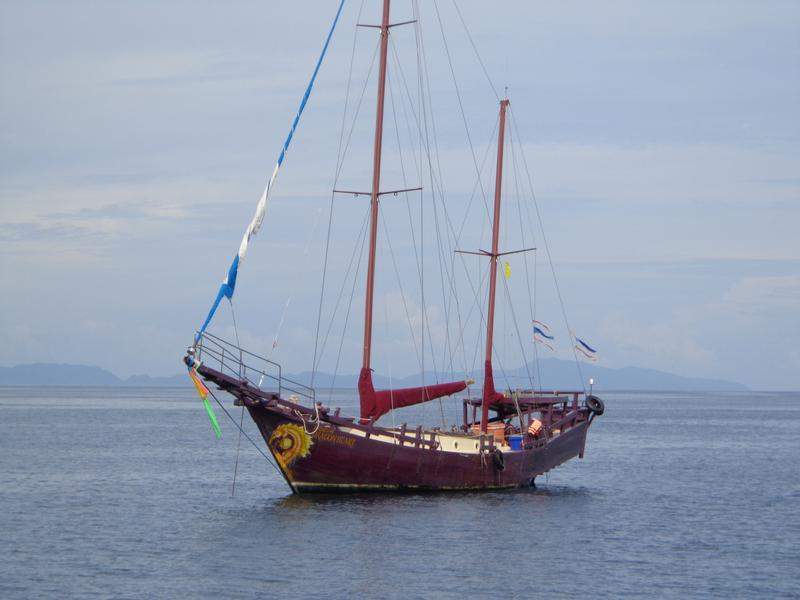 Barco ao largo das Phi Phi