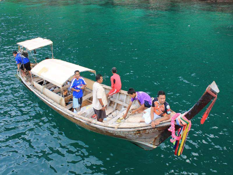 Barco ao largo de Phi Phi Ley