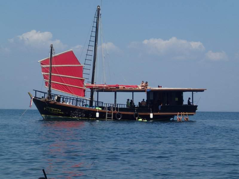 Barco do passeio ao por-do-sol