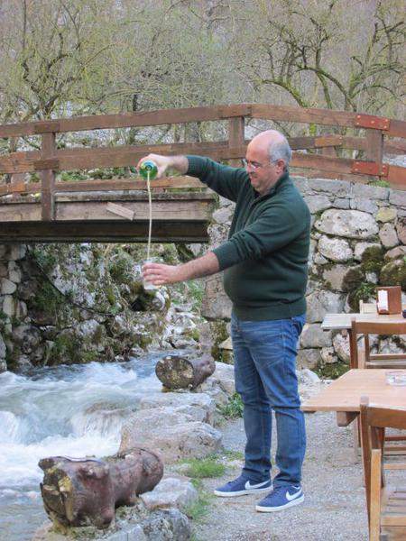 Bulnes - A tentar imitar os locais no servir da sidra (nem lá perto)