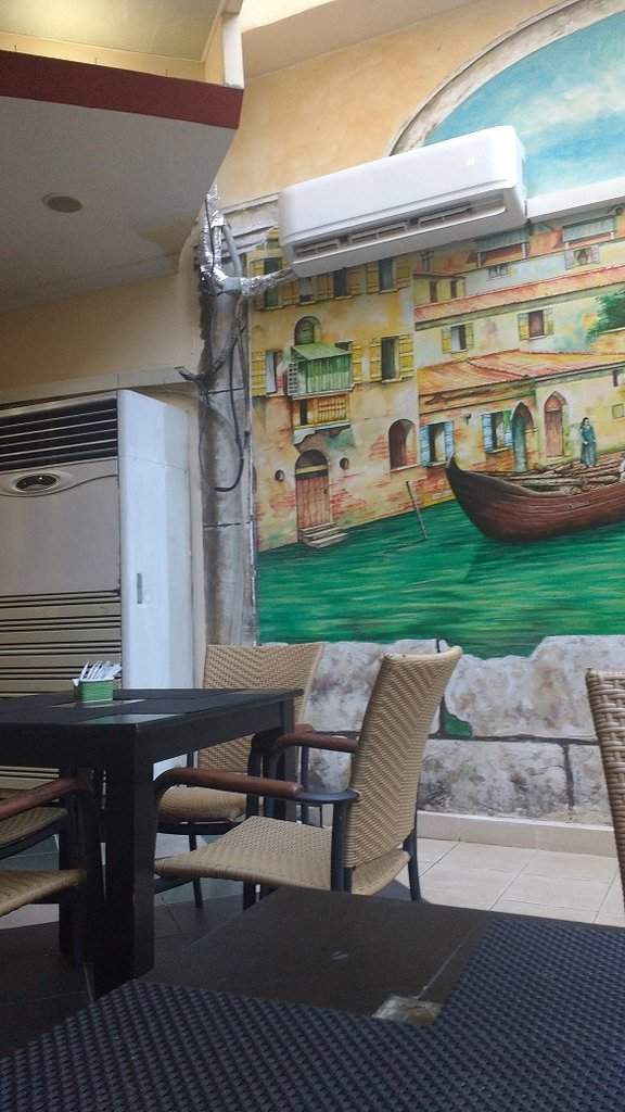 Cafetaria Com AC Diversos E Com Canalização Improvisada