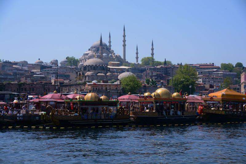 Cais de Eminonu com a mesquita Suleymanie em fundo