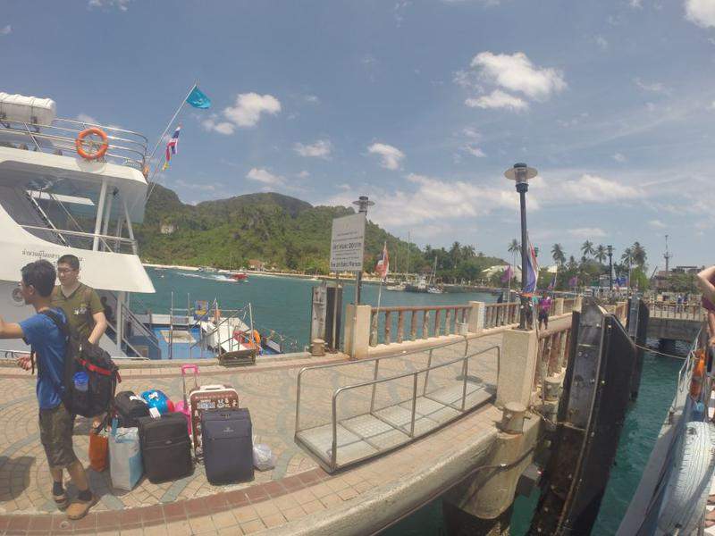 Chegada a Tonsay Pier de ferry (Phi Phi)