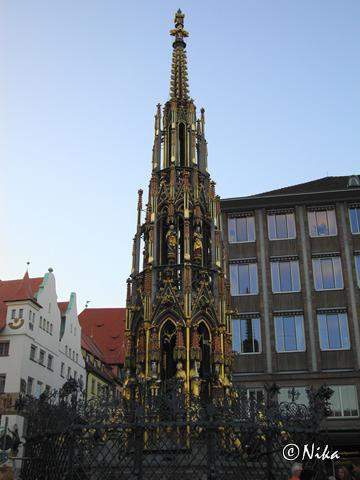 DSC02391 Shoner Brunnen   Nuremberga