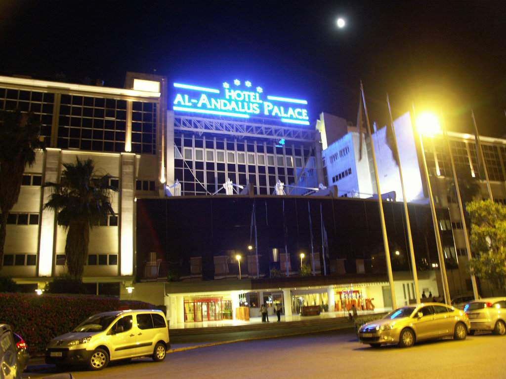 Entrada do hotel à noite
