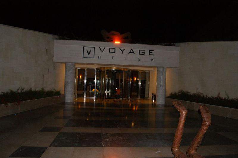 Entrada para o edificio onde era o restaurantes principal