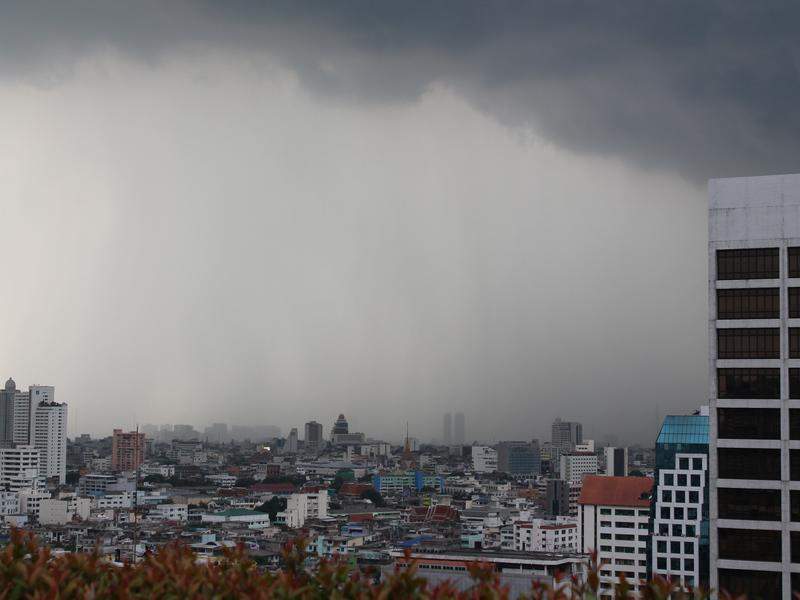 Esta foto foi tirada da piscina do Furama Hotel, o que chovia do outro lado da cidade