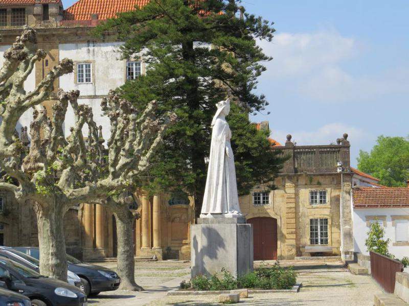 Estátua da Rainha Santa Isabel