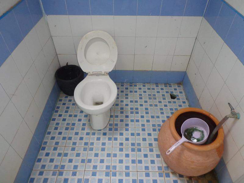 Este é um WC publico tipico da Tailandia, percebe-se como funciona :)