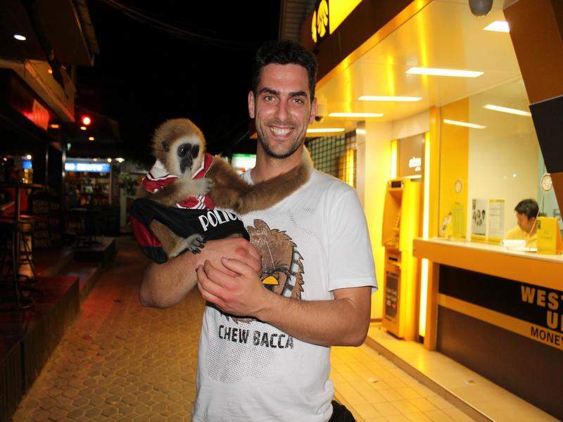 Eu e o macaquinho numa rua das Phi Phi