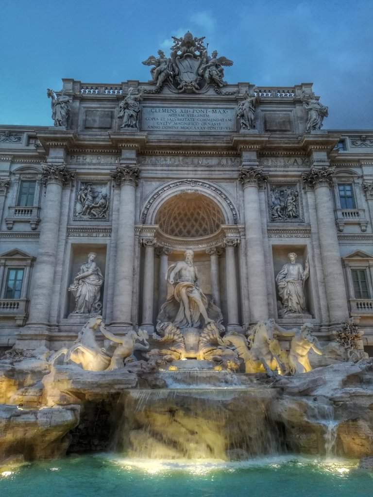 Fontana di Trevi Iluminada