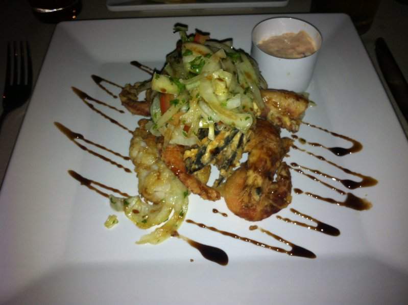 Fritura de marisco com legumes