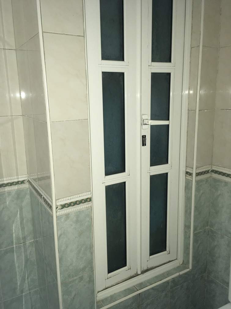Janela Partida E Imunda