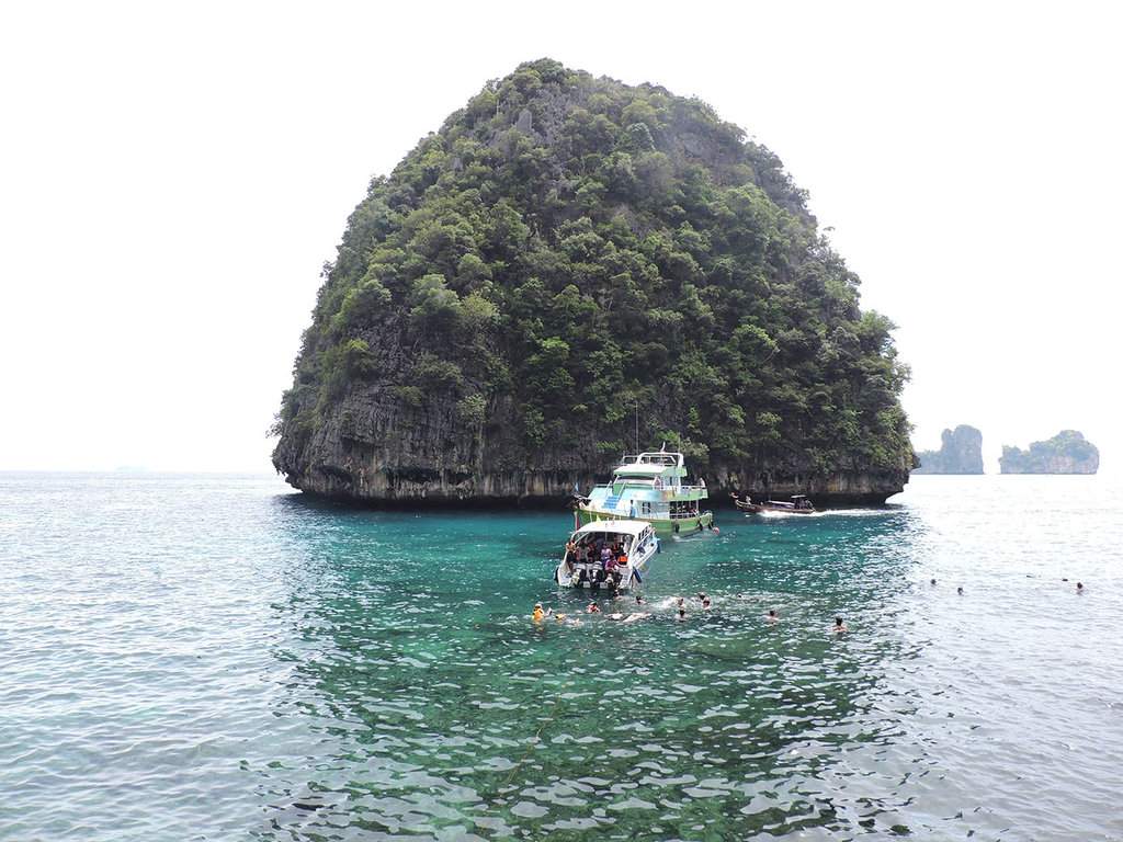 Lo Sama Bay