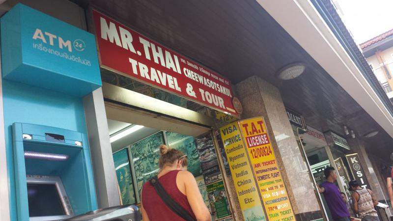 Loja Mr. Thai no pátio do hotel Rambuttri Village Inn