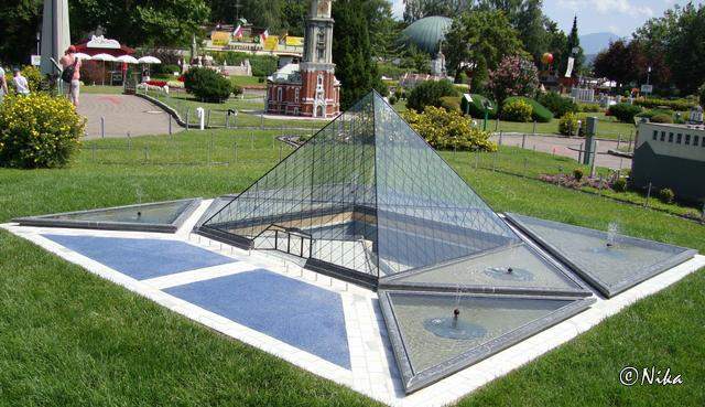 Louvre (Paris) - Minimundus - Klagenfurt.JPG
