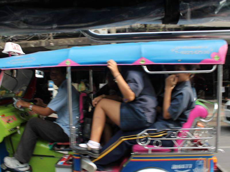 Miudos a regressar a casa da escola num tuk tuk - Bangkok