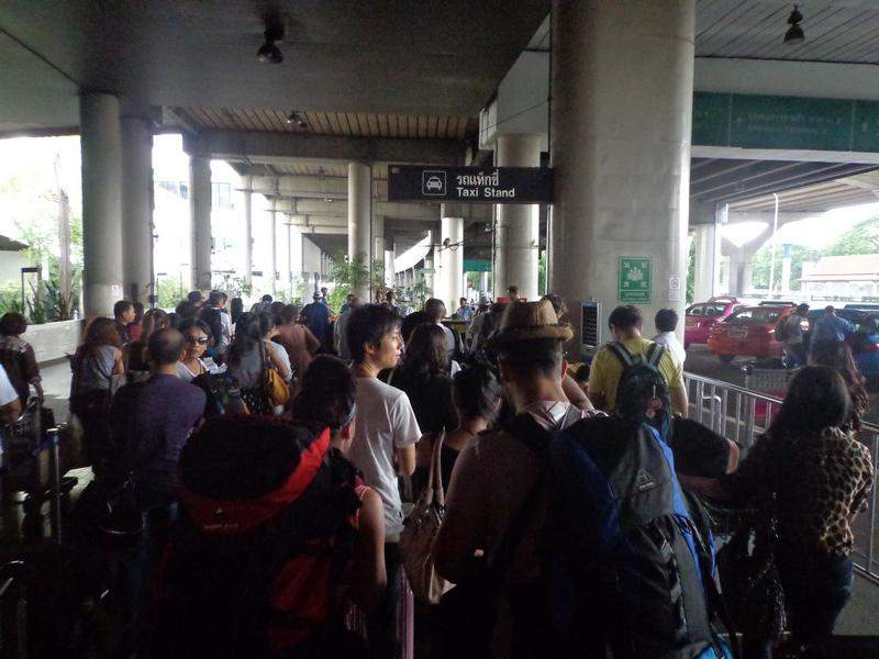 Na fila para o taxi no aeroporto de Don Mueng