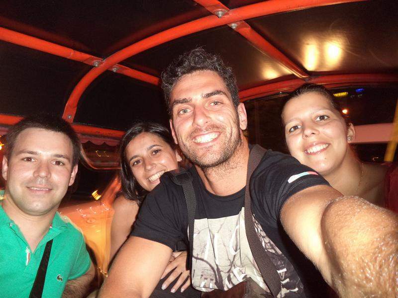 Nós em mais uma alucinante viagem de tuk tuk