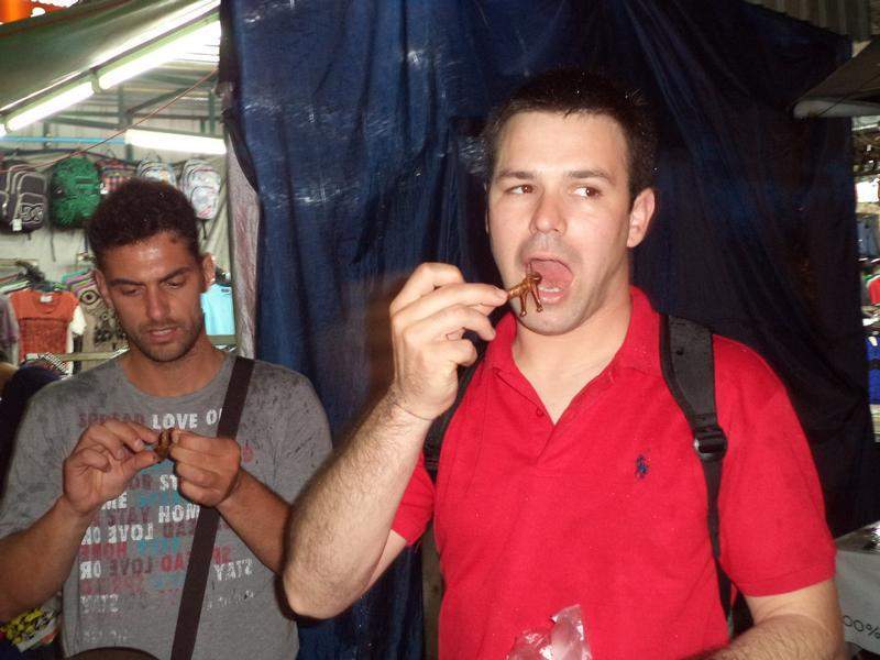 O meu amigo Carlos a comer um gafanhoto