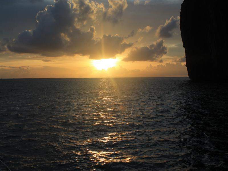 O pôr do sol em Maya Bay