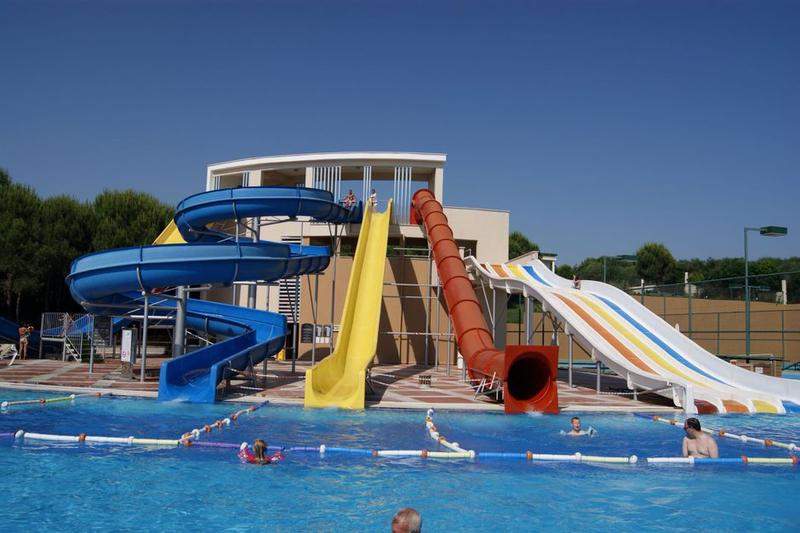 Piscina com escorregas